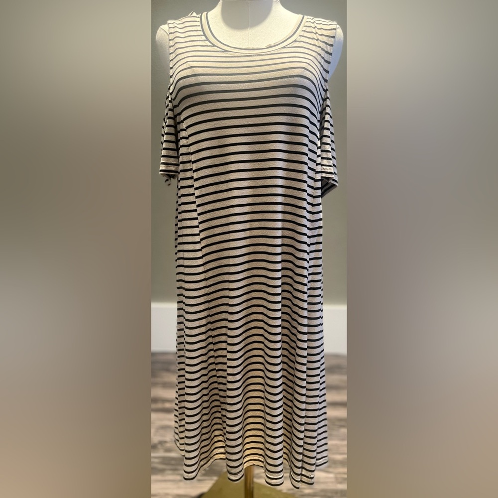 Striped Cut Out Shoulder Dress - Picture 4 of 5